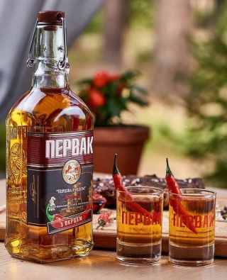 Pervak Pepper with Honey 40% První destilační alkohol („Pervak“) byl mezi našimi předky populární. Silný alkohol naplněný...