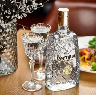 KHORTYTSA PREMIUM 40% Tajemství této vodky spočívá nejen v receptuře, ale zejména v technologii výroby tohoto křišťálově...
